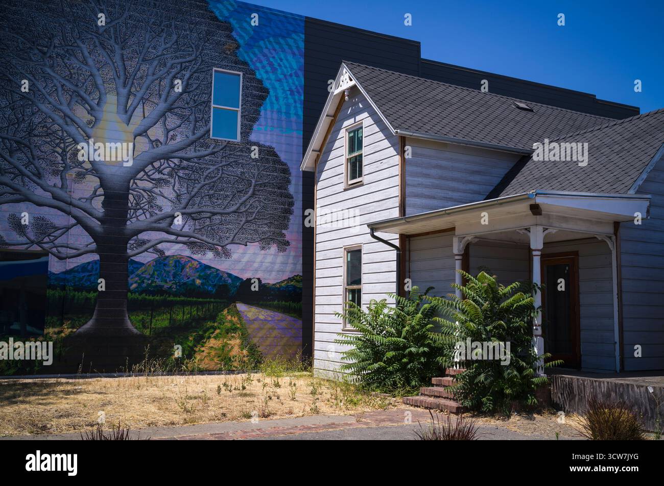 Haus wird renoviert in St. Helena Kalifornien mit Wandgemälde nebenan. Stockfoto