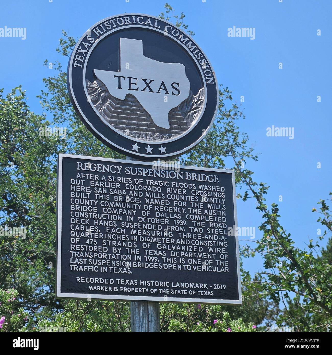 Historic Markers by Regency Bridge – Spuren der Vergangenheit von Texas Stockfoto