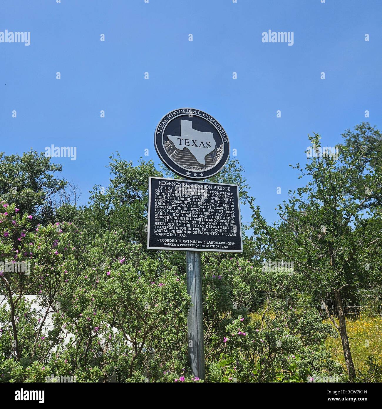 Historic Markers by Regency Bridge – Spuren der Vergangenheit von Texas Stockfoto