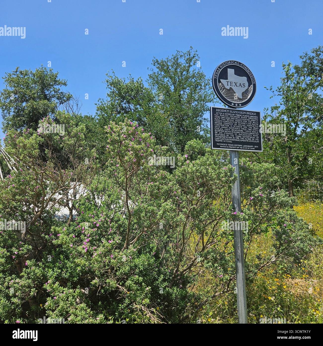Historic Markers by Regency Bridge – Spuren der Vergangenheit von Texas Stockfoto
