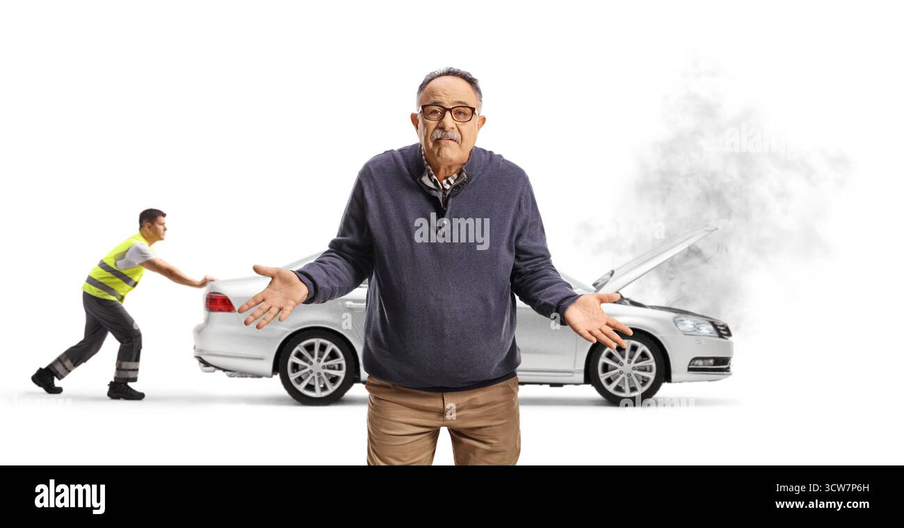 Trauriger reifer Mann und Pannenarbeiter, der ein nicht funktionierendes Fahrzeug auf weißem Hintergrund schiebt Stockfoto