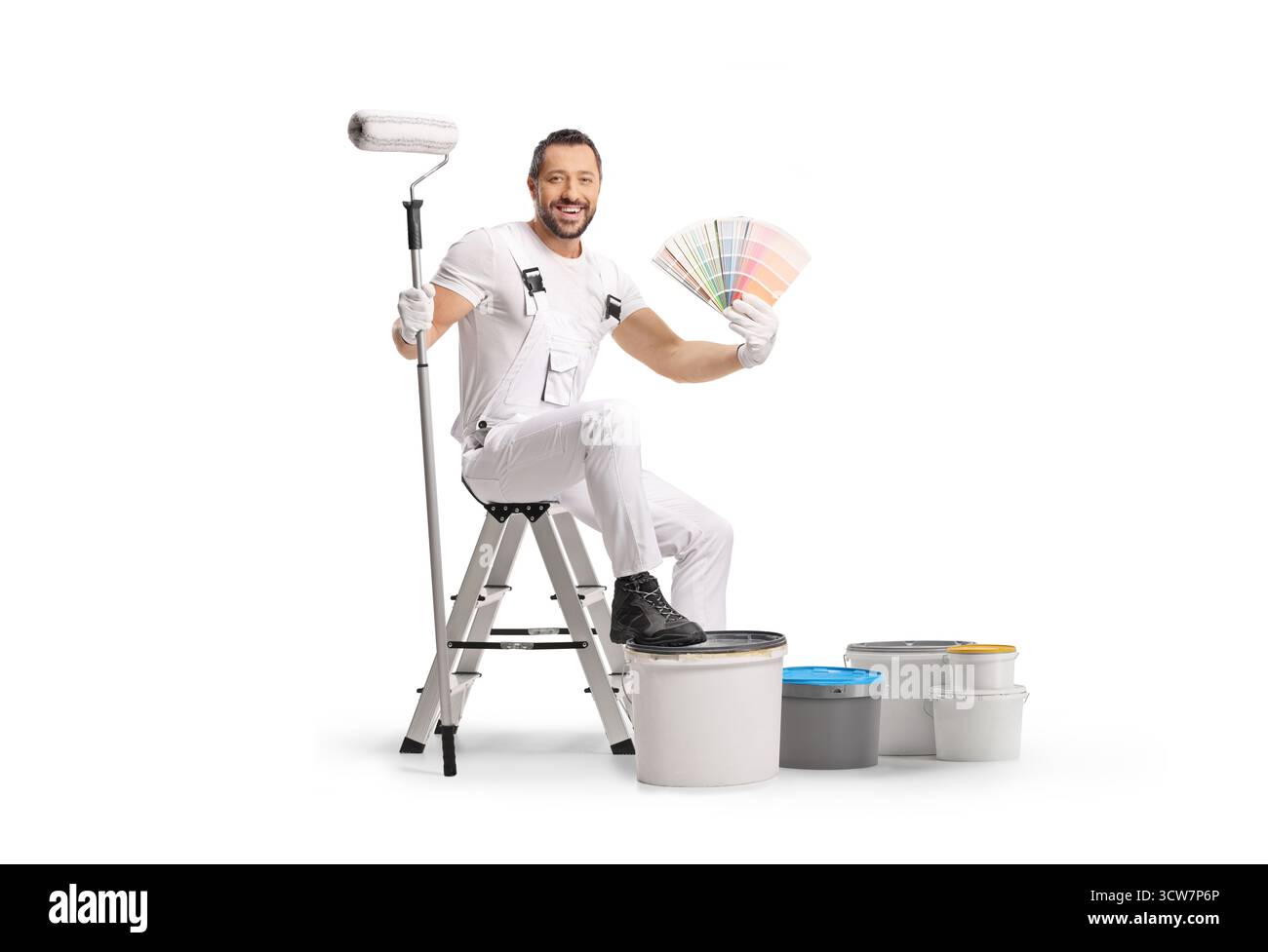 Maler sitzt auf einer Leiter mit Malerwalze und Farbpalette isoliert auf weißem Hintergrund Stockfoto