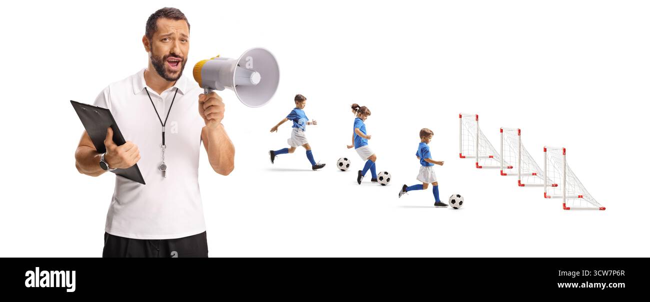 Fußballtrainer mit Megaphon und Kinder beim Training isoliert auf weißem Hintergrund Stockfoto