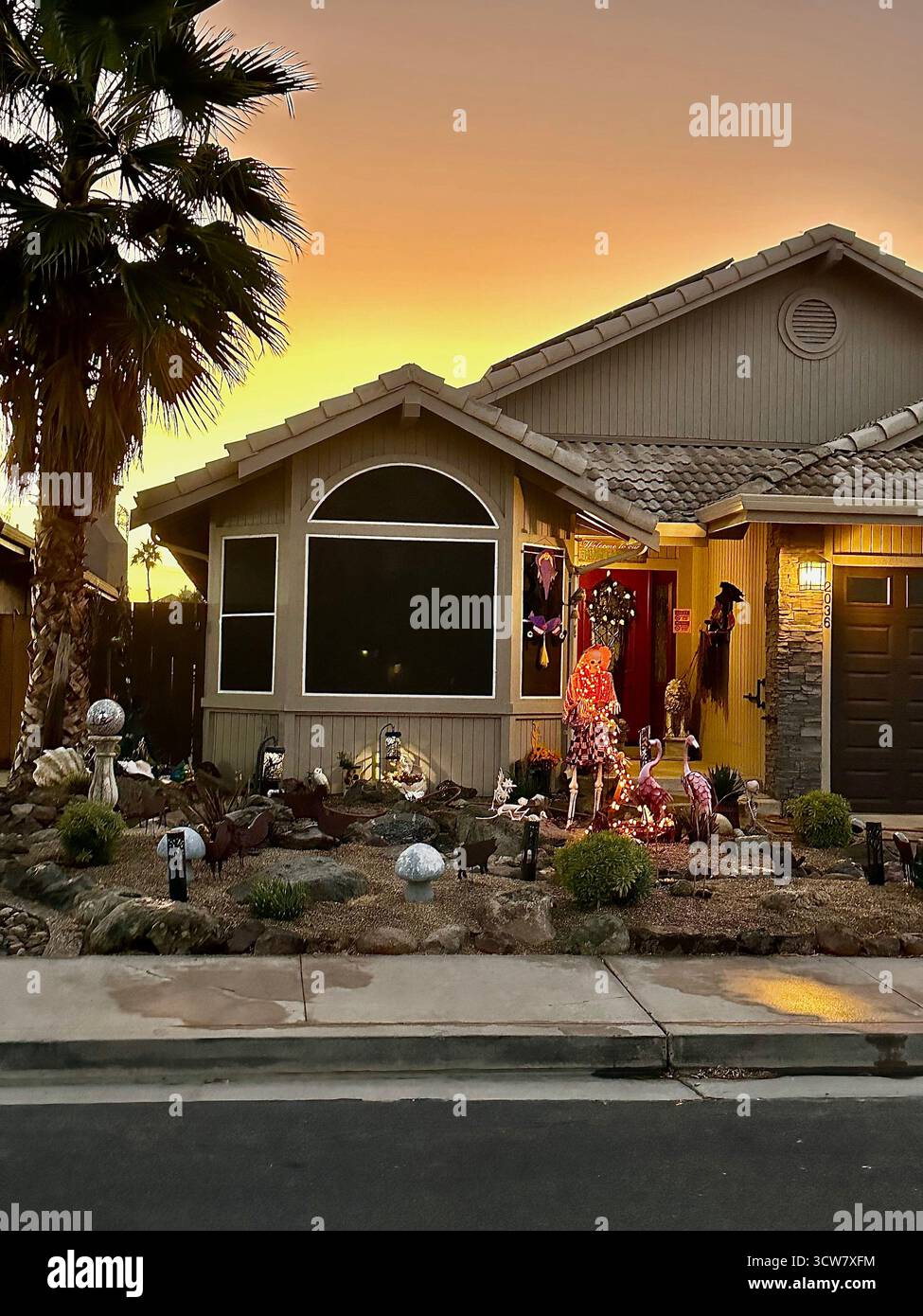 Halloween Yard Dekorationen bei Sonnenuntergang in Kalifornien - Smartphone-aufgenommenes Stockfoto