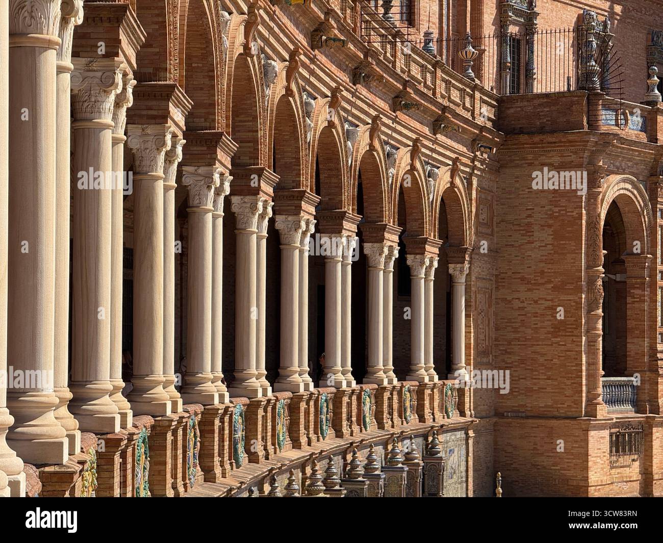 Sevilla, Spanien – 2. Oktober 2025: Bogenförmige Säulenfassade an der Plaza de España Stockfoto