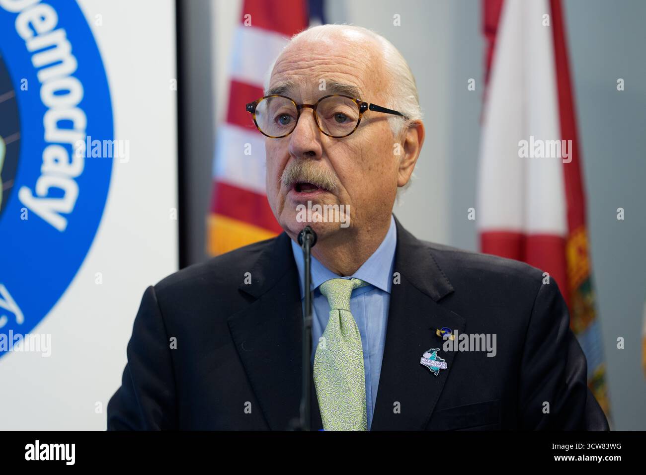 Washington, Usa. Oktober 2025. Andrés Pastrana, ehemaliger Präsident von Kolumbien, hält am Donnerstag, den 9. Oktober 2025, auf dem Forum organisierte Kriminalität und Demokratie in Lateinamerika, das am Campus der Florida International University in Washington, DC stattfand. (Foto: Aaron Schwartz/SIPA USA) Credit: SIPA USA/Alamy Live News Stockfoto