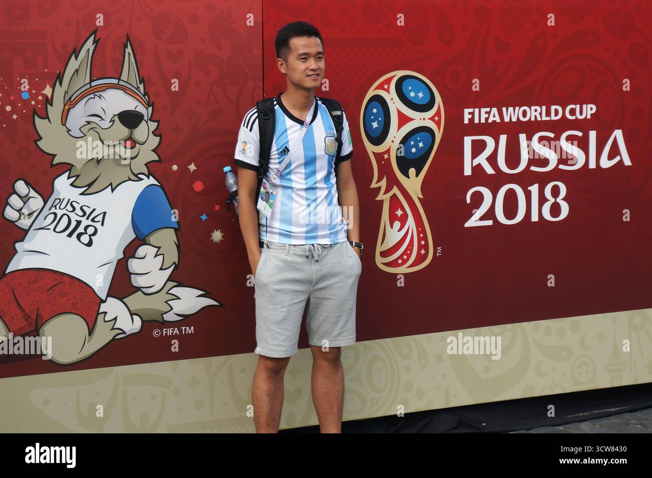 Fan der argentinischen Fußballmannschaft auf dem Roten Platz vor dem Stand, der das offizielle Maskottchen und das Emblem der Weltmeisterschaft 2018 zeigt. Stockfoto