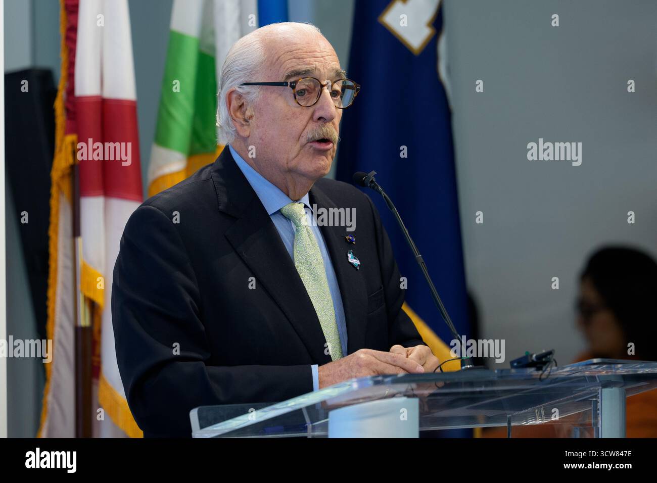 Washington, Usa. Oktober 2025. Andrés Pastrana, ehemaliger Präsident von Kolumbien, hält am Donnerstag, den 9. Oktober 2025, auf dem Forum organisierte Kriminalität und Demokratie in Lateinamerika, das am Campus der Florida International University in Washington, DC stattfand. (Foto: Aaron Schwartz/SIPA USA) Credit: SIPA USA/Alamy Live News Stockfoto