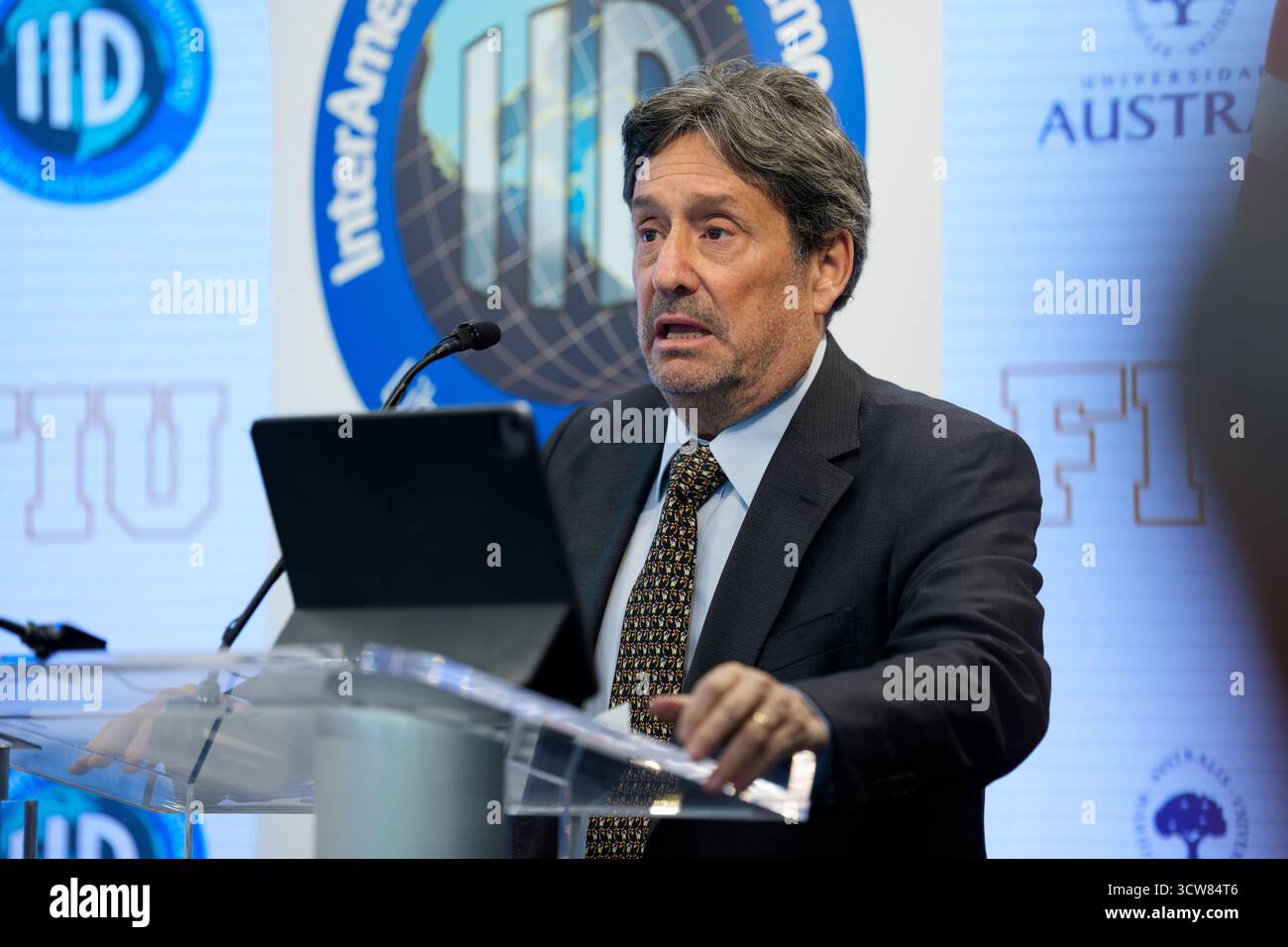 Washington, Usa. Oktober 2025. Francisco Santos, ehemaliger Vizepräsident von Kolumbien, hält am Donnerstag, den 9. Oktober 2025, auf dem Forum für organisierte Kriminalität und Demokratie in Lateinamerika, das am Campus der Florida International University in Washington, DC stattfand. (Foto: Aaron Schwartz/SIPA USA) Credit: SIPA USA/Alamy Live News Stockfoto