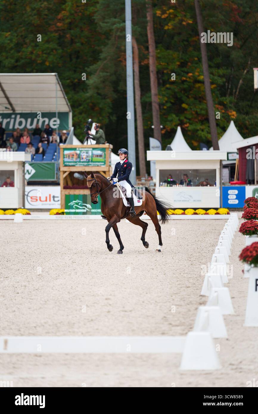 Caroline Harris von Großbritannien mit Cooley Mosstown während der Dressur bei den Boekelo Enschede Horse Trials am 10. Oktober 2025 in Boekelo, Niederlande (Foto: Joe Jackson - MXIMD Pictures) Credit: MXIMD Pictures/Alamy Live News Stockfoto