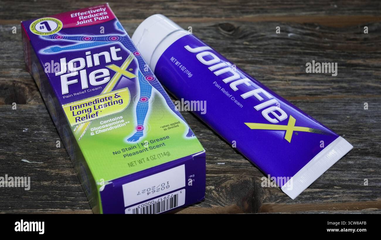 NORWALK, CT, USA – 10. OKTOBER 2025: Joint Flex Schmerzcreme, die neben der Verpackung ausgestellt wird, hilft wirksam bei Gelenkschmerzen. Die Crea Stockfoto
