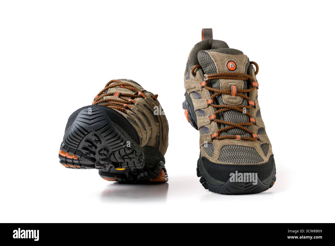 Antalya, Türkei - 09. Oktober 2025: Wasserdichter Merrell Moab 3 Gore-Tex Wanderschuh mit Vibram Sohle für raues Gelände im Freien Stockfoto