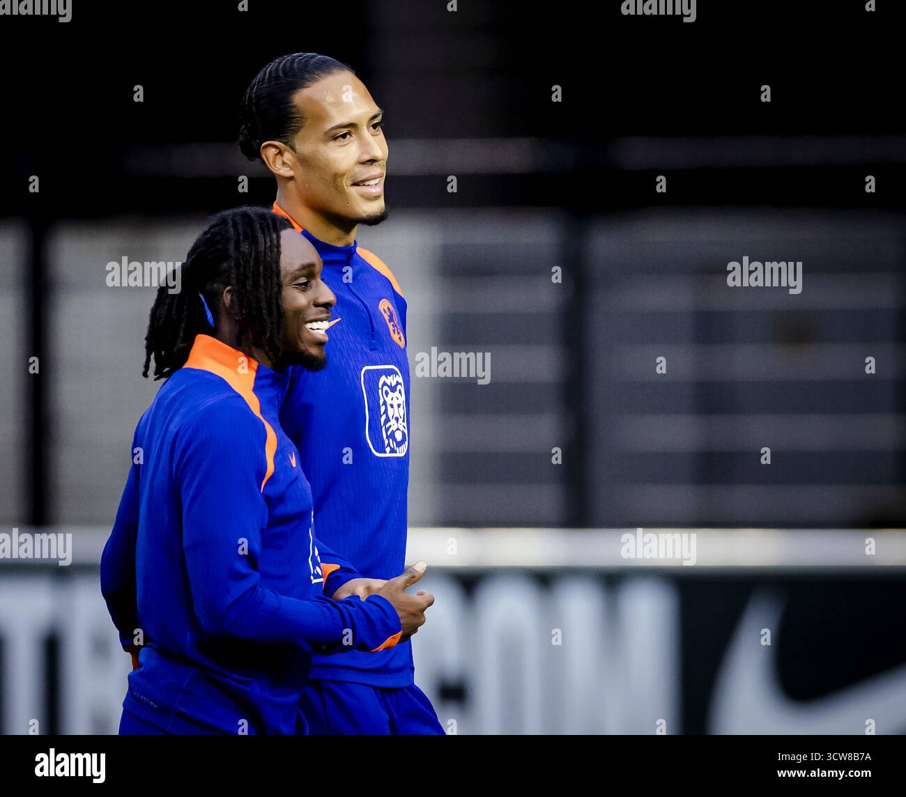 ZEIST - Jeremie Frimpong und Virgil van Dijk während eines Trainings der niederländischen Nationalmannschaft auf dem KNVB Campus am Tag nach der WM-Qualifikation gegen Finnland. ANP SEM VAN DER WAL Stockfoto