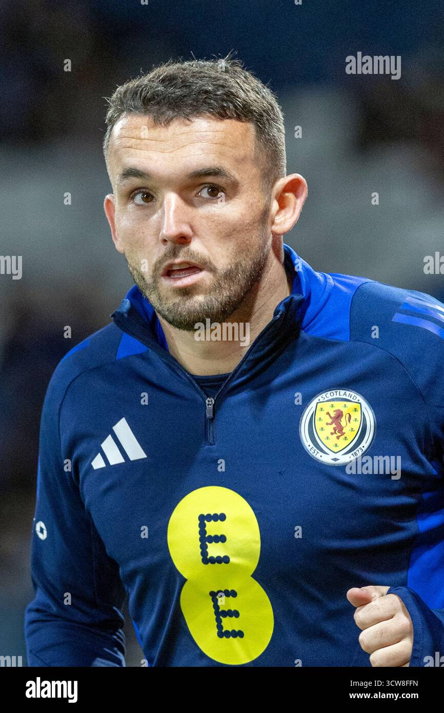 John McGinn, professioneller Fußballspieler, spielt für die schottische Nationalmannschaft. Bild, das während eines Prämatch-Trainings und einer Aufwärmsitzung aufgenommen wurde. Stockfoto