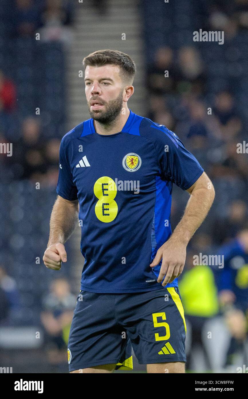 Grant Hanley, professioneller Fußballspieler, spielt für die schottische Nationalmannschaft. Bild, das während eines Prämatch-Trainings und einer Aufwärmsitzung aufgenommen wurde. Stockfoto