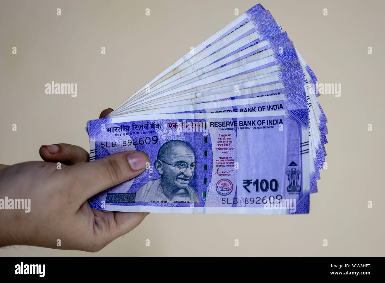 Nahaufnahme einer Person, die Papiergeld vorstellt, um finanzielle Sicherheit und Vermögenswerte hervorzuheben Stockfoto