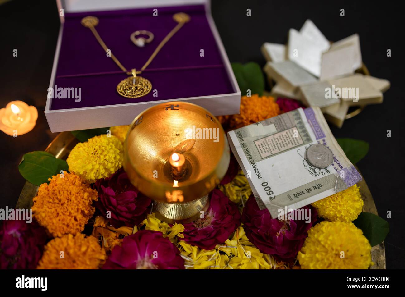 Spirituelle flache Ladefläche mit goldenen Ornamenten und Geld für die heilige Hinduzeremonie Stockfoto