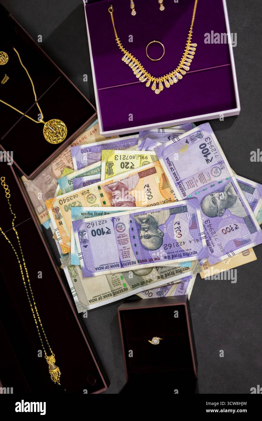Banknoten Der Indischen Rupie Mit Schmuck Und Goldmünze, Die Finanzinvestitionen Zeigen Stockfoto