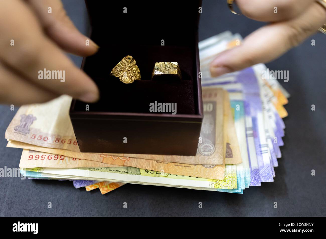 Luxuriöses Geschenk in der Box, auf verschwommenen bunten Rupiennoten Stockfoto