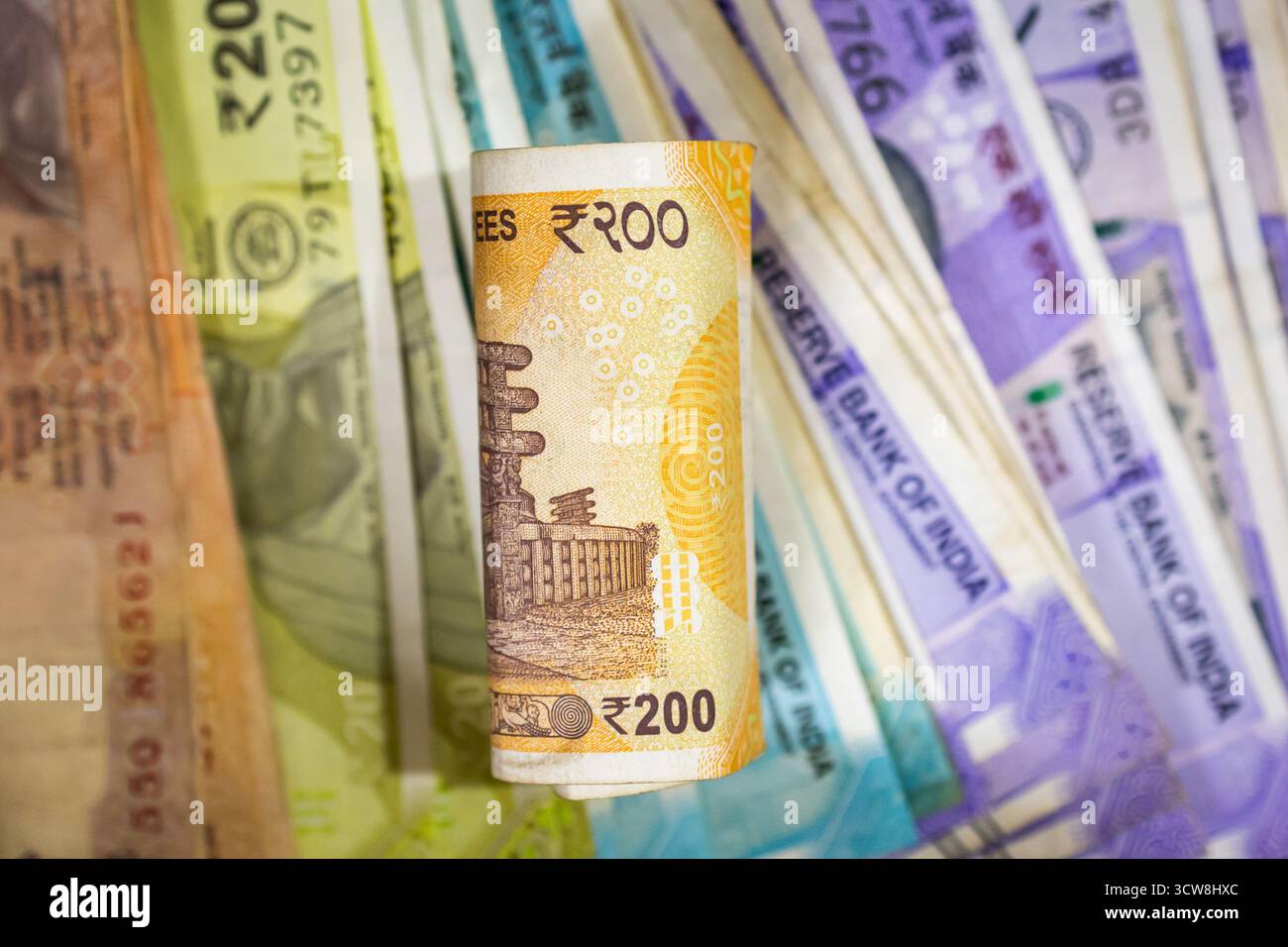indische zweihundert Rupien isoliert auf verschwommenem Hintergrund von Währungsnoten Stockfoto
