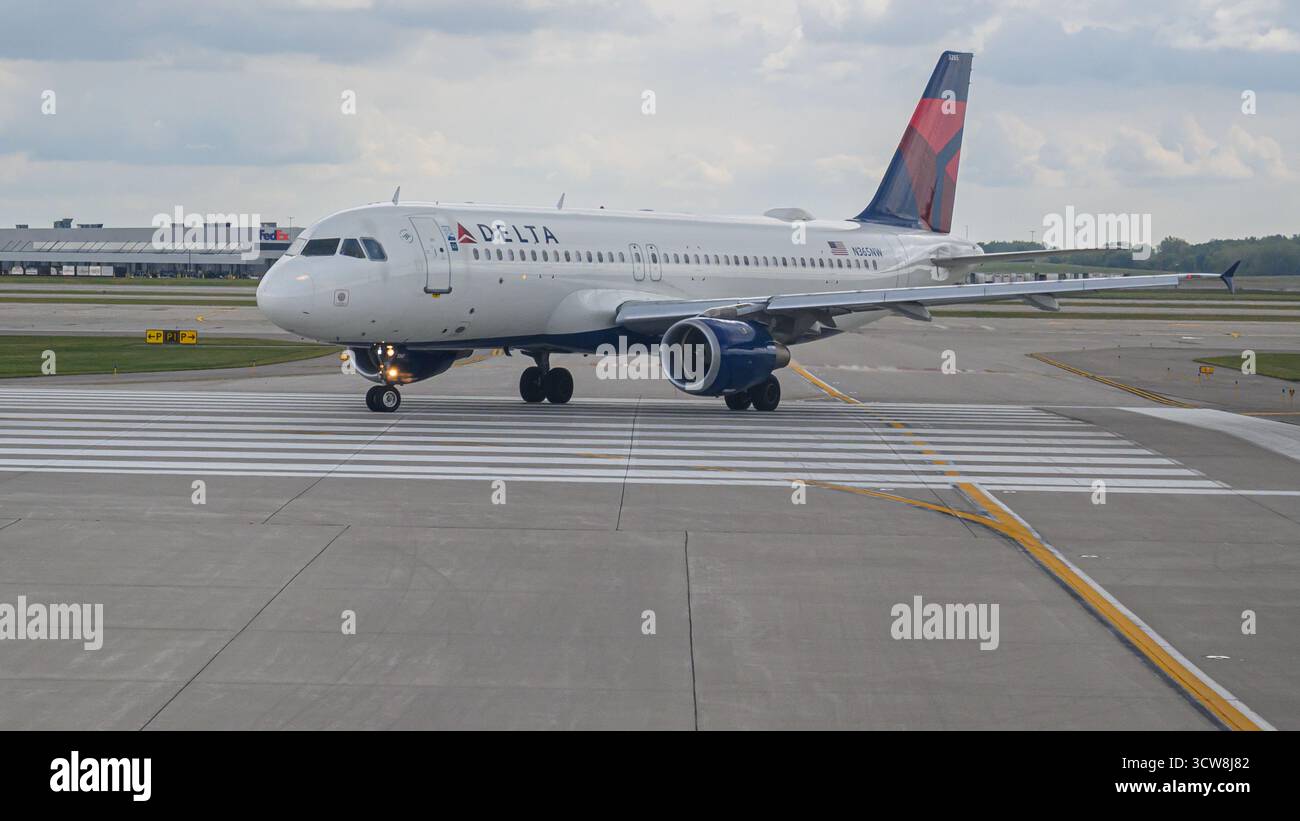 Ein Delta Airlines Airbus A320-212, der zum Start auf dem Asphalt am DTW (Detroit Metropolitan Wayne County Airport) fährt. Stockfoto