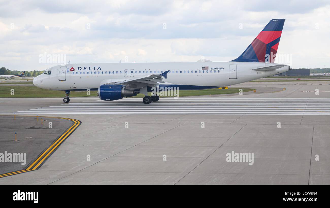 Ein Delta Airlines Airbus A320-212, der zum Start auf dem Asphalt am DTW (Detroit Metropolitan Wayne County Airport) fährt. Stockfoto