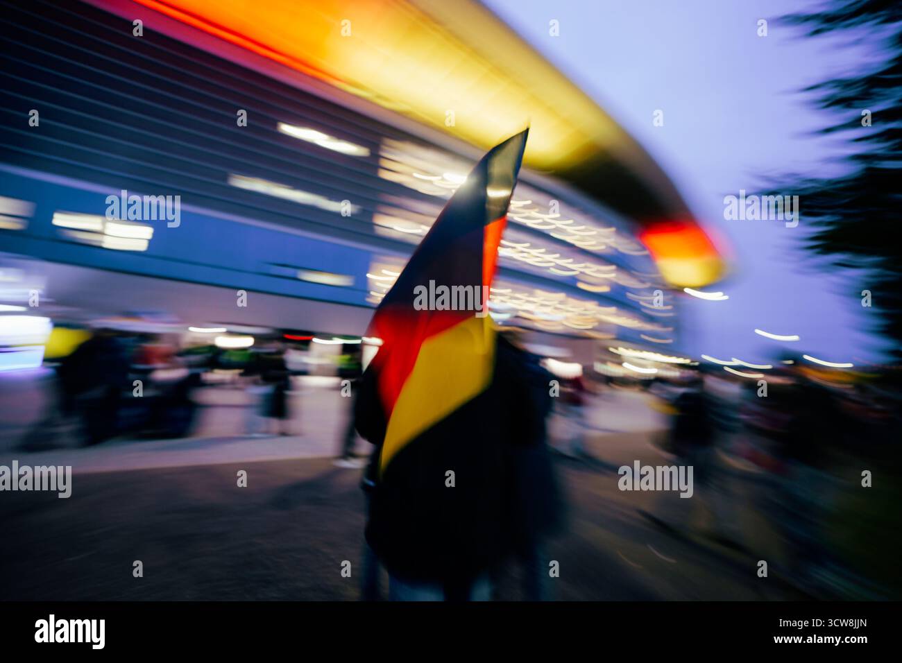 Sinsheim, Deutschland. Oktober 2025. Sinsheim, Deutschland, 10. Oktober 2025 Weitschuss der PreZero Arena von außen mit deutschen Fans und Flaggen während des UEFA-Qualifikationsspiels zwischen Deutschland und Luxemburg in der PreZero Arena in Sinsheim. (Gabor Baumgarten/SPP) Credit: SPP Sport Press Photo. /Alamy Live News Stockfoto