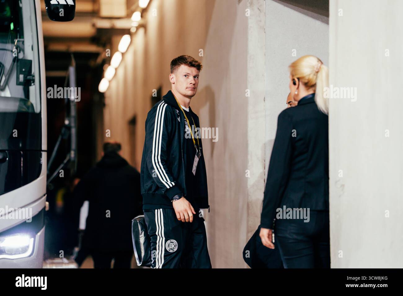 Sinsheim, Deutschland. Oktober 2025. Sinsheim, Deutschland, 10. Oktober 2025 Alexander Nubel (#12 - Deutschland) Ankunft im Stadion während des UEFA-Qualifikationsspiels zwischen Deutschland und Luxemburg in der PreZero Arena in Sinsheim. (Gabor Baumgarten/SPP) Credit: SPP Sport Press Photo. /Alamy Live News Stockfoto