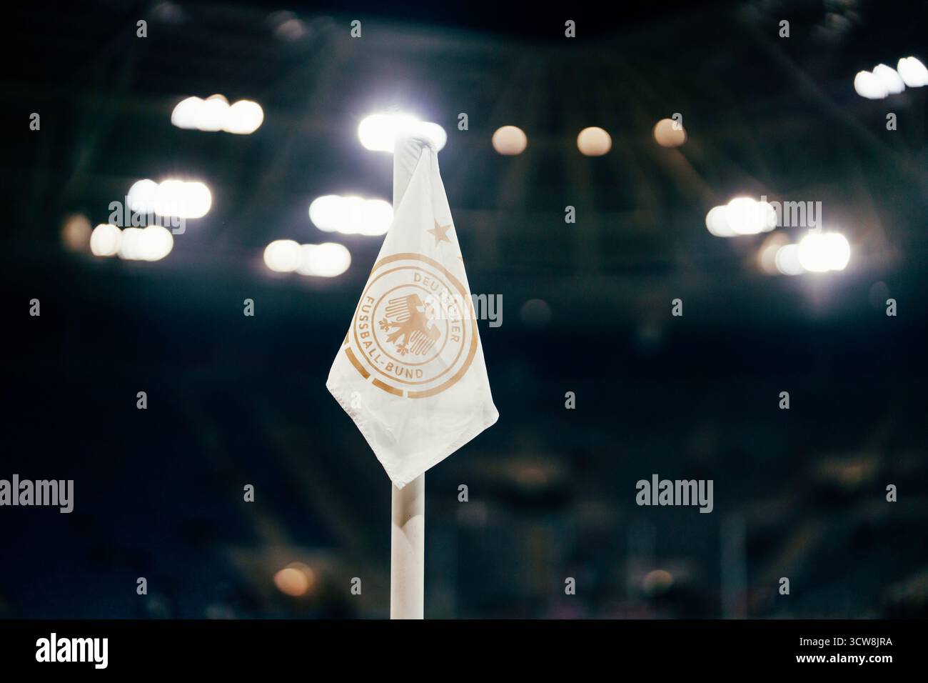 Sinsheim, Deutschland. Oktober 2025. Sinsheim, Deutschland, 10. Oktober 2025 DFB Deutschland Eckfahne mit Logo vor Flutlichtern während des UEFA-Qualifikationsspiels Deutschland gegen Luxemburg in der PreZero Arena in Sinsheim. (Gabor Baumgarten/SPP) Credit: SPP Sport Press Photo. /Alamy Live News Stockfoto