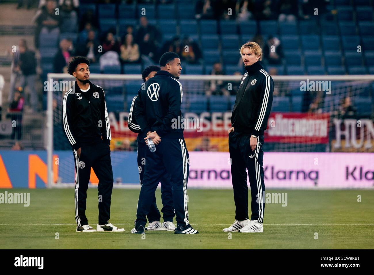 Sinsheim, Deutschland. Oktober 2025. Sinsheim, Deutschland, 10. Oktober 2025 Nick Woltemade (#11 - Deutschland) bei der Prüfung des Spielfeldes vor dem Spiel während der UEFA-Europameisterschaft zwischen Deutschland und Luxemburg in der PreZero Arena in Sinsheim. (Gabor Baumgarten/SPP) Credit: SPP Sport Press Photo. /Alamy Live News Stockfoto