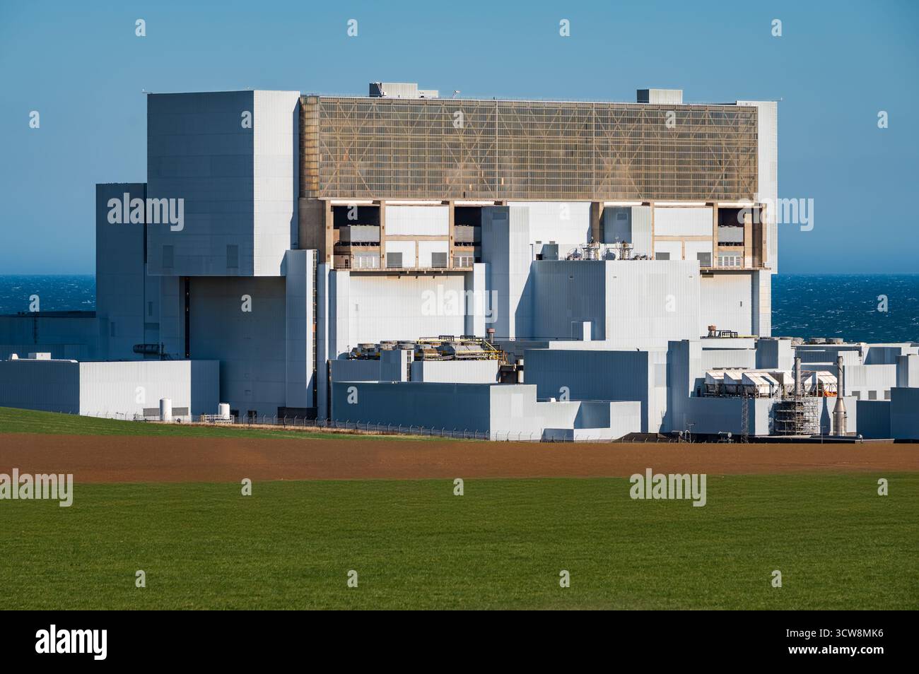 Blick auf das Kernkraftwerk Torness mit Blick auf die Nordsee, East Lothian, Schottland, Großbritannien Stockfoto