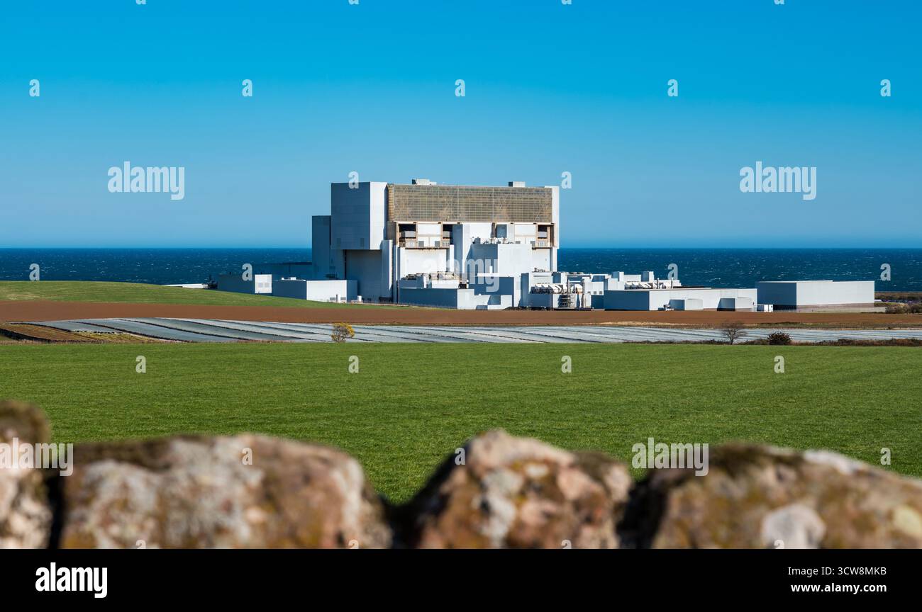 Blick auf das Kernkraftwerk Torness mit Blick auf die Nordsee, East Lothian, Schottland, Großbritannien Stockfoto