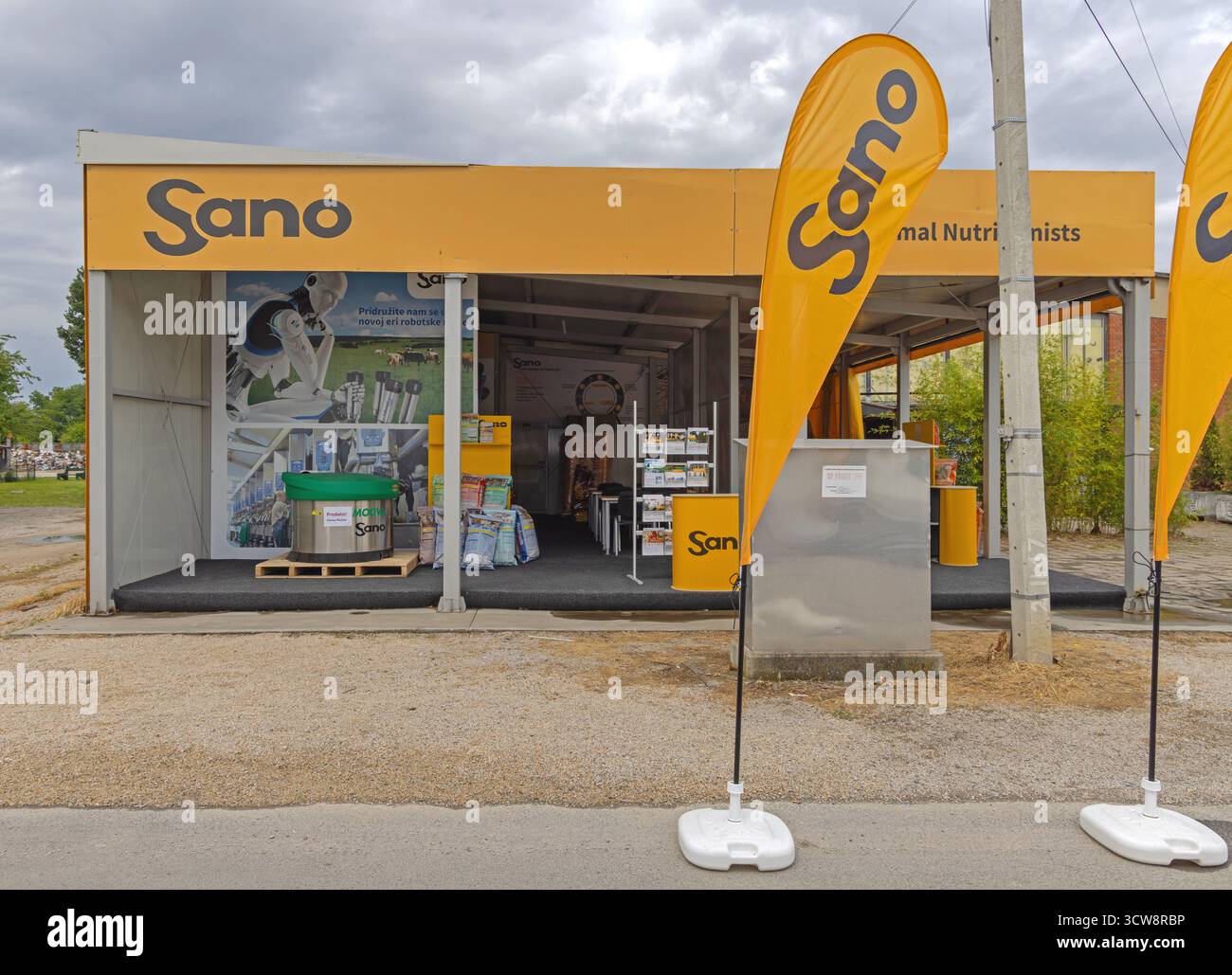 Novi Sad, Serbien - 19. Mai 2025: Gelber Stand Sano Company Modern Animal Nutrition Products auf der Landwirtschaftsmesse Expo. Stockfoto