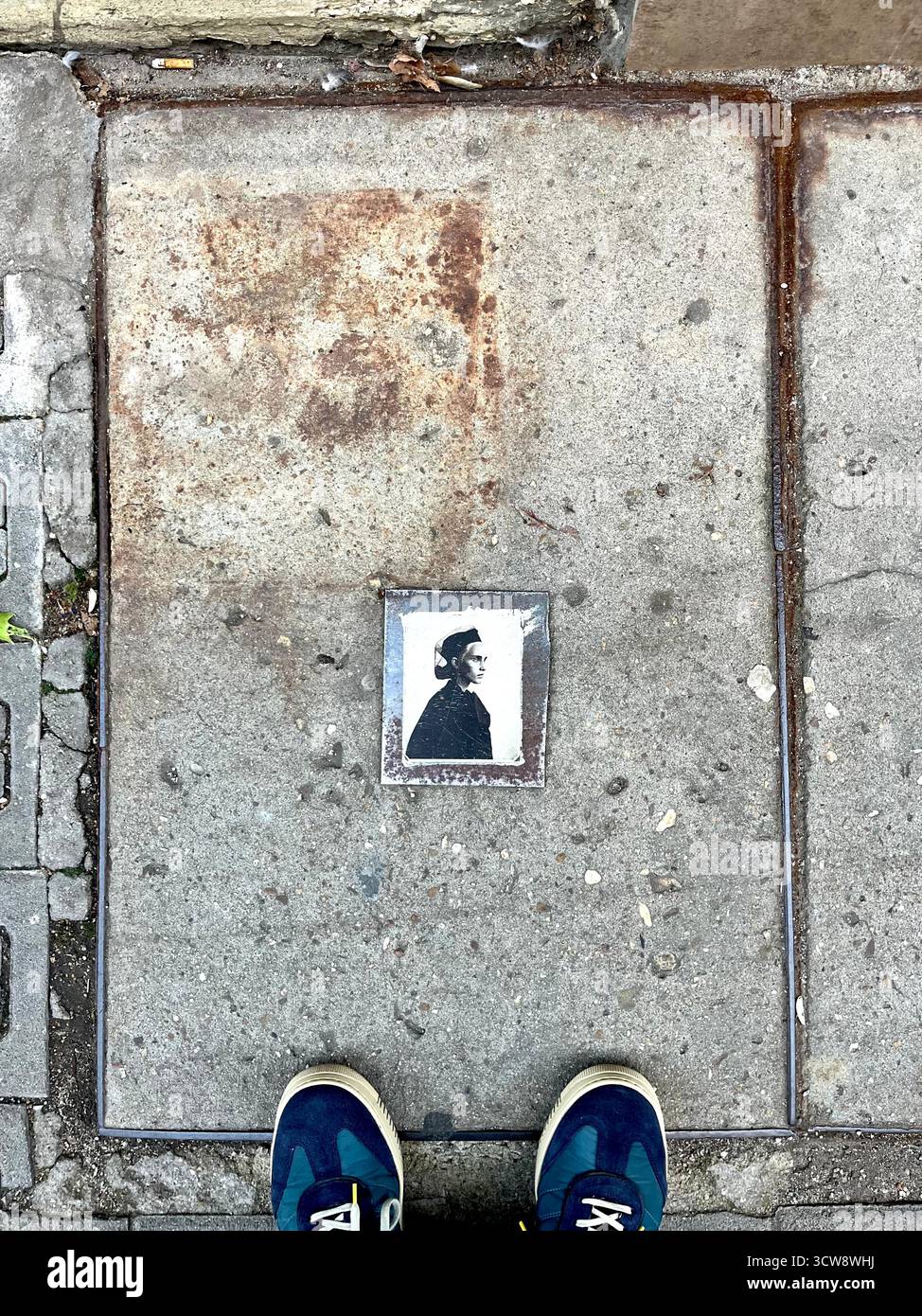 Temporäre urbane Straßenkunst, alte Fotografie auf einer abgenutzten Metalltafel eingebettet in den Bürgersteig, poliert von Fußstapfen im Zentrum von Sofia Bulgarien, Europa - Smartphone-aufgenommenes Stockfoto