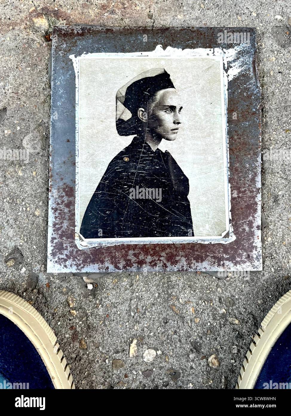Altes Foto auf einer abgenutzten Metalltafel im Bürgersteig, poliert von Fußstapfen in Zentral-Sofia Bulgarien, Osteuropa, Balkan, EU - Smartphone-aufgenommenes Stockfoto