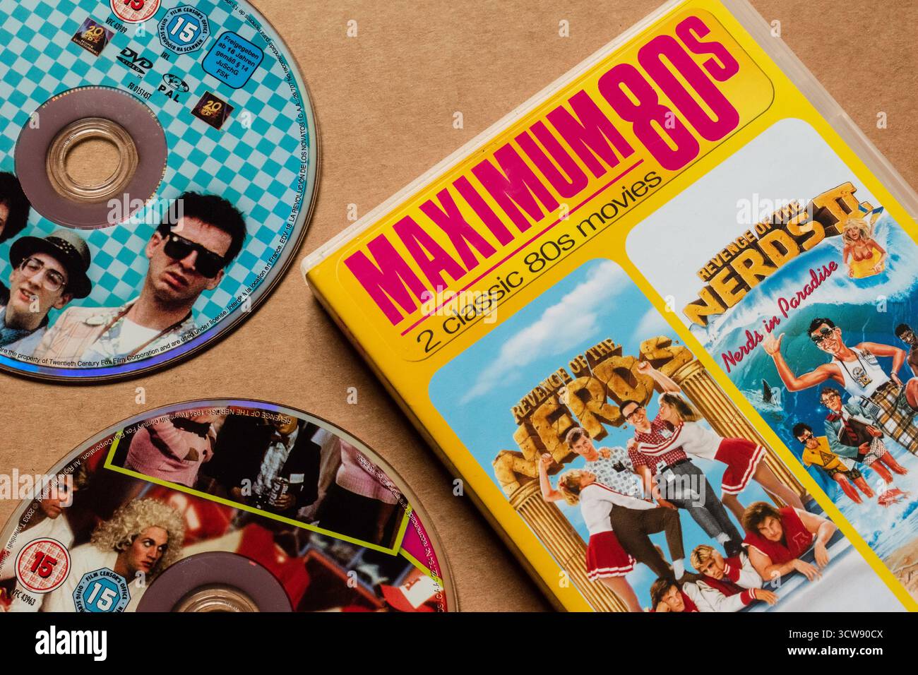DVD-Discs „Maximum 80s - Revenge of the Nerds“ und „Revenge of the Nerds II - Nerds in Paradise“ mit Box-Set, isoliert auf hellem, leerem Hintergrund Stockfoto