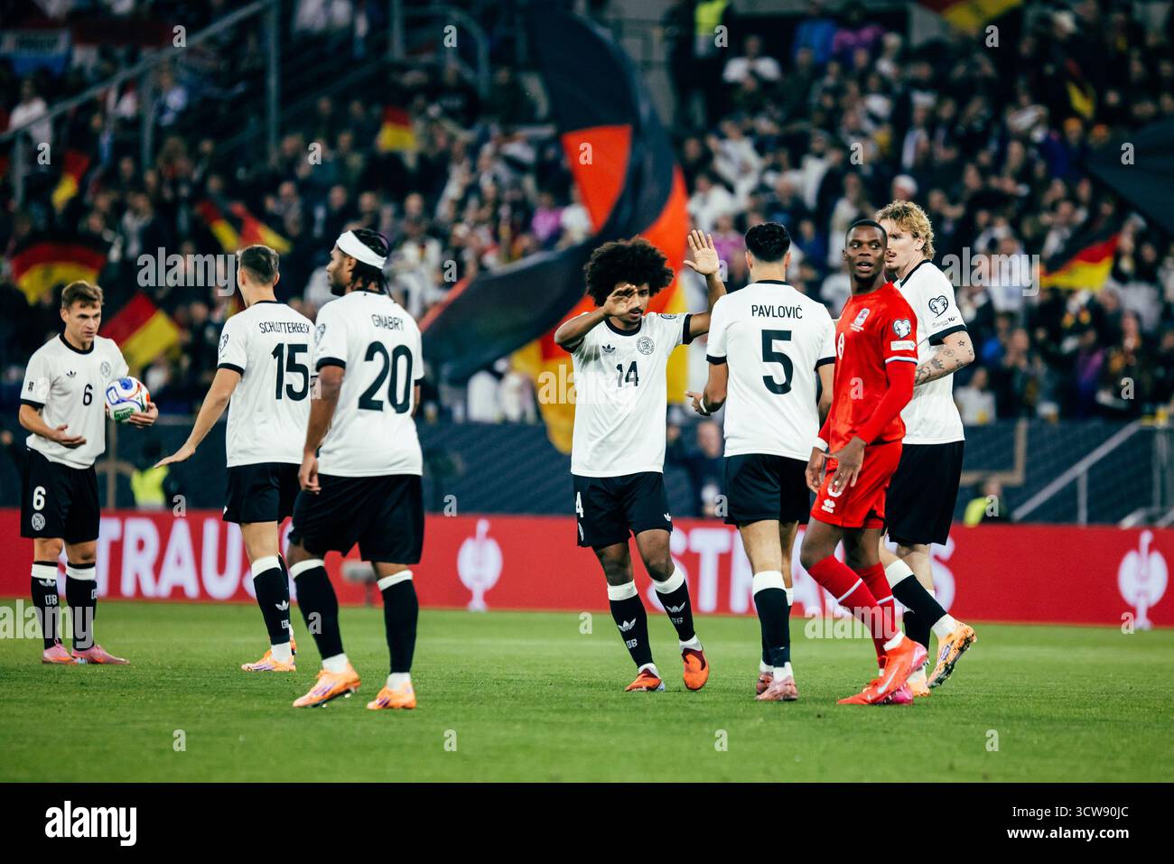 Sinsheim, Deutschland. Oktober 2025. Sinsheim, Deutschland, 10. Oktober 2025 Serge Gnabry (#20 - Deutschland) erzielte beim UEFA-Qualifikationsspiel zwischen Deutschland und Luxemburg in der PreZero Arena in Sinsheim ein 1:0 Tor. (Gabor Baumgarten/SPP) Credit: SPP Sport Press Photo. /Alamy Live News Stockfoto