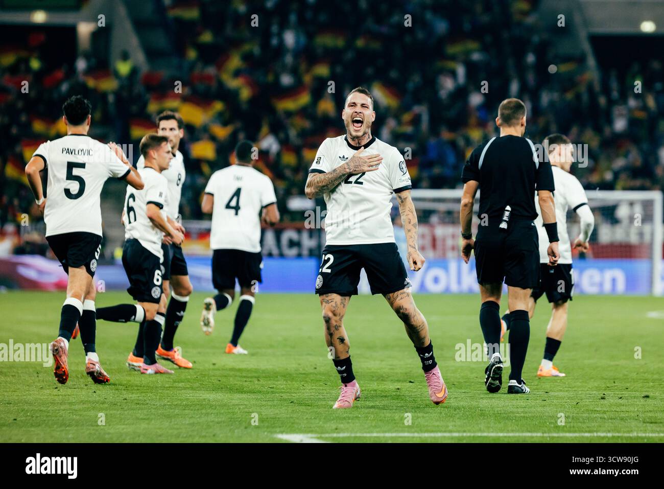 Sinsheim, Deutschland. Oktober 2025. Sinsheim, Deutschland, 10. Oktober 2025 David Raum (#22 - Deutschland) feierte in der PreZero Arena in Sinsheim ein 2:0 Tor während des UEFA-Qualifikationsspiels zwischen Deutschland und Luxemburg. (Gabor Baumgarten/SPP) Credit: SPP Sport Press Photo. /Alamy Live News Stockfoto