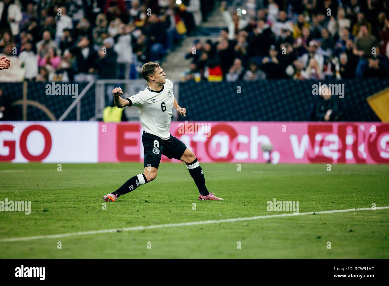 Sinsheim, Deutschland. Oktober 2025. Sinsheim, Deutschland, 10. Oktober 2025 Joshua Kimmich (#6 - Deutschland) Elfentorfeier für das 3:0 beim UEFA-Qualifikationsspiel zwischen Deutschland und Luxemburg in der PreZero Arena in Sinsheim. (Gabor Baumgarten/SPP) Credit: SPP Sport Press Photo. /Alamy Live News Stockfoto