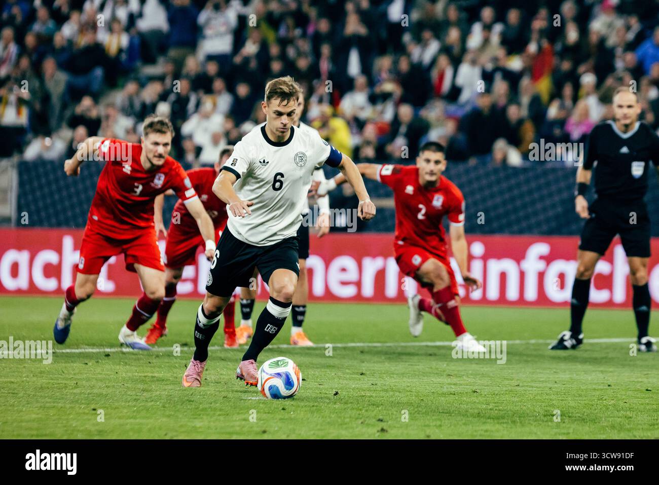 Sinsheim, Deutschland. Oktober 2025. Sinsheim, Deutschland, 10. Oktober 2025 Joshua Kimmich (#6 - Deutschland) Elfentor während des UEFA-Qualifikationsspiels zwischen Deutschland und Luxemburg in der PreZero Arena in Sinsheim. (Gabor Baumgarten/SPP) Credit: SPP Sport Press Photo. /Alamy Live News Stockfoto