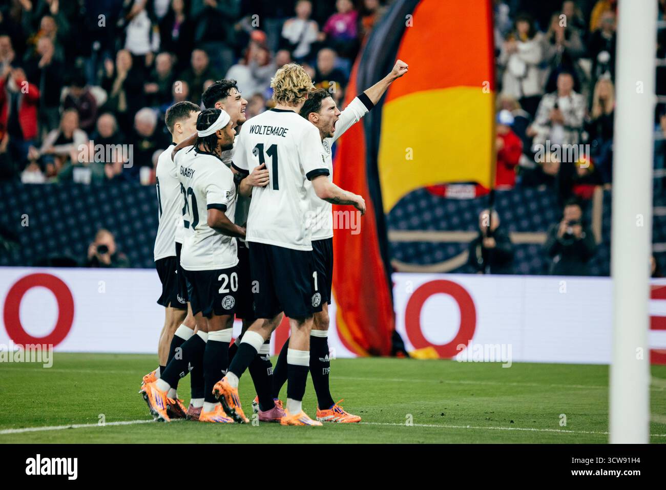 Sinsheim, Deutschland. Oktober 2025. Sinsheim, Deutschland, 10. Oktober 2025 Joshua Kimmich (#6 - Deutschland) Elfentorfeier für das 3:0 beim UEFA-Qualifikationsspiel zwischen Deutschland und Luxemburg in der PreZero Arena in Sinsheim. (Gabor Baumgarten/SPP) Credit: SPP Sport Press Photo. /Alamy Live News Stockfoto