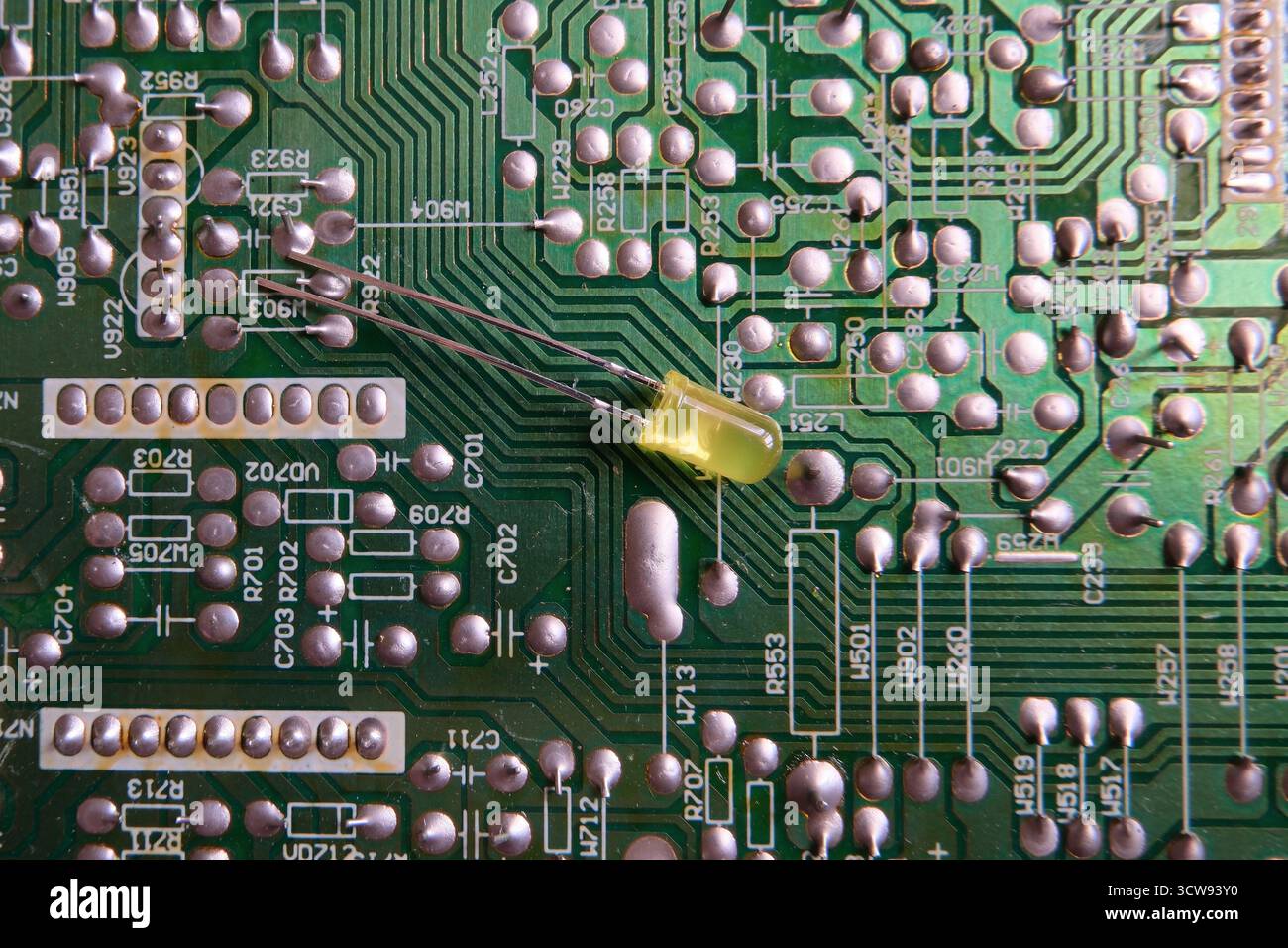 Isolierte einzelne gelbe LED auf der elektronischen Leiterplatte. Stockfoto