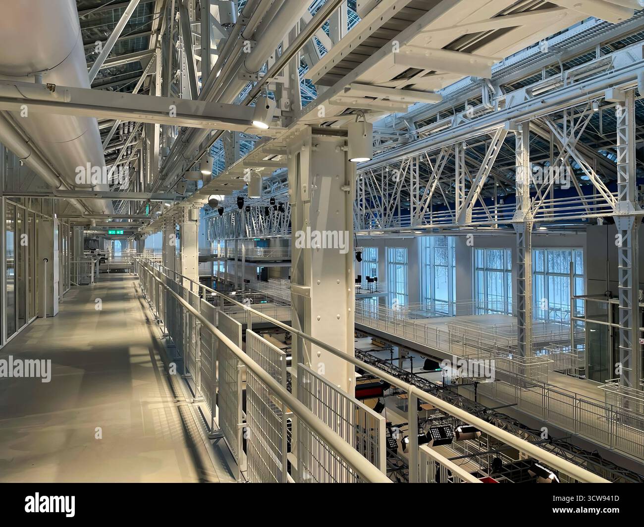 High-Tech-Fertigungsanlage im Innenbereich mit automatisierten Maschinen Stockfoto