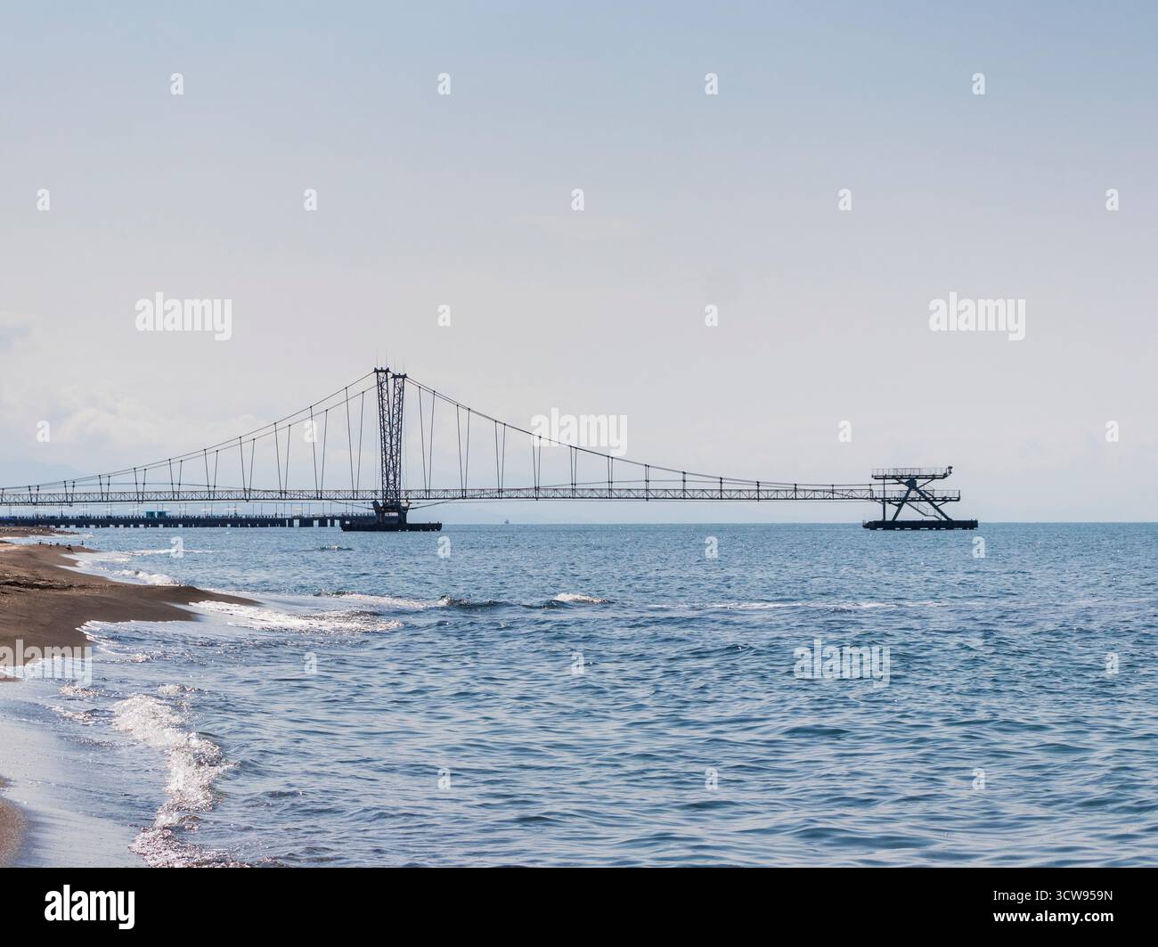 Große Metallbrücke im Meer Stockfoto