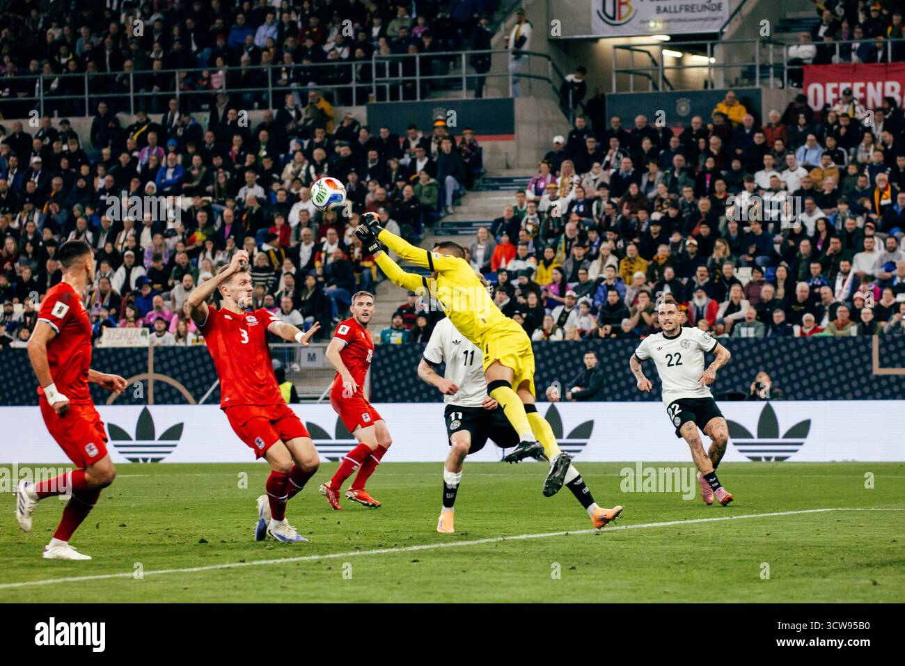 Sinsheim, Deutschland. Oktober 2025. Sinsheim, Deutschland, 10. Oktober 2025 Anthony Moris (#1 - Luxemburg) spart während des UEFA-Qualifikationsspiels zwischen Deutschland und Luxemburg in der PreZero Arena in Sinsheim. (Gabor Baumgarten/SPP) Credit: SPP Sport Press Photo. /Alamy Live News Stockfoto