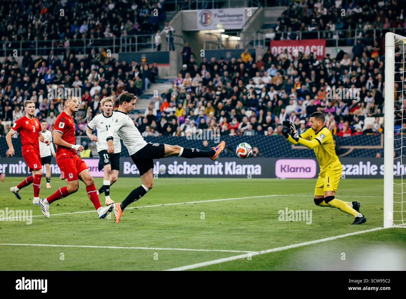 Sinsheim, Deutschland. Oktober 2025. Sinsheim, Deutschland, 10. Oktober 2025 Leon Goretzka (#8 - Deutschland) Chance beim UEFA-Qualifikationsspiel zwischen Deutschland und Luxemburg in der PreZero Arena in Sinsheim. (Gabor Baumgarten/SPP) Credit: SPP Sport Press Photo. /Alamy Live News Stockfoto