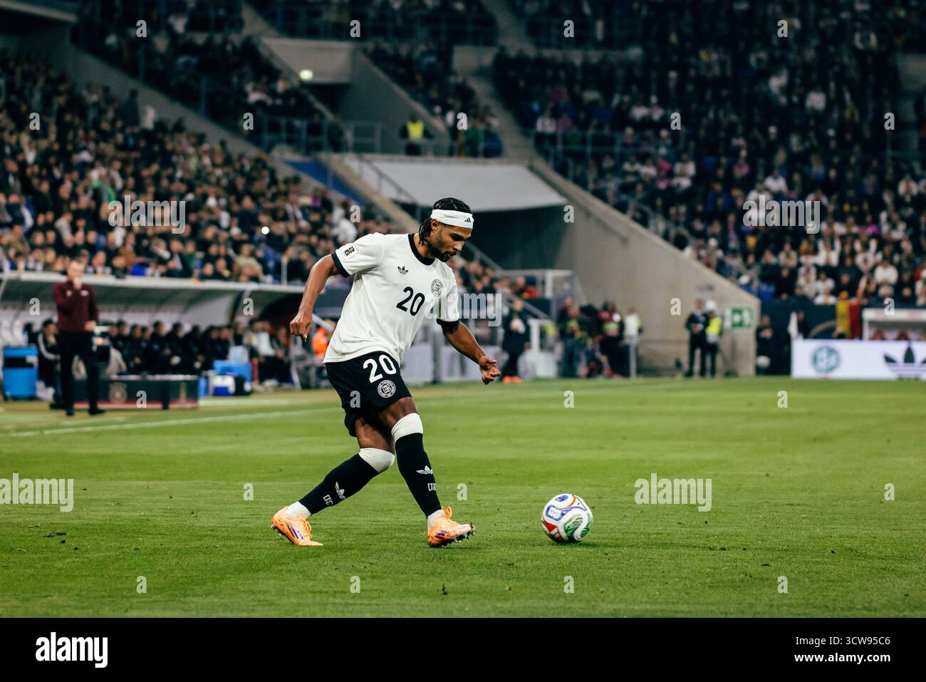 Sinsheim, Deutschland. Oktober 2025. Sinsheim, Deutschland, 10. Oktober 2025 Serge Gnabry (#20 - Deutschland) während des UEFA-Qualifikationsspiels zwischen Deutschland und Luxemburg in der PreZero Arena in Sinsheim. (Gabor Baumgarten/SPP) Credit: SPP Sport Press Photo. /Alamy Live News Stockfoto