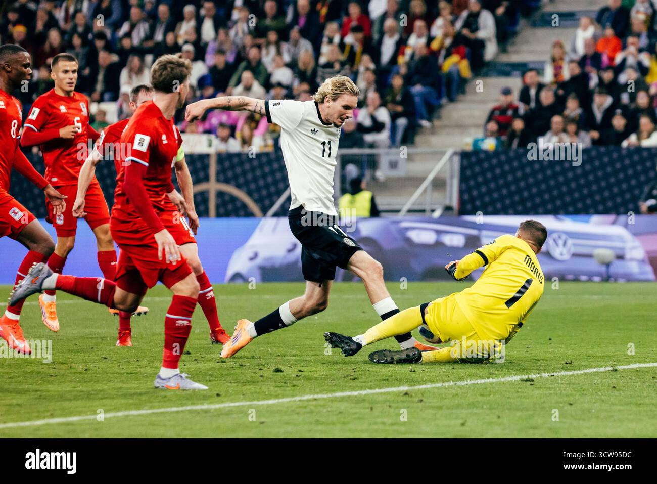 Sinsheim, Deutschland. Oktober 2025. Sinsheim, Deutschland, 10. Oktober 2025 Nick Woltemade (#11 - Deutschland) Chance mit Save vor Anthony Moris (#1 - Luxemburg) während des UEFA-Qualifikationsspiels zwischen Deutschland und Luxemburg in der PreZero Arena in Sinsheim. (Gabor Baumgarten/SPP) Credit: SPP Sport Press Photo. /Alamy Live News Stockfoto