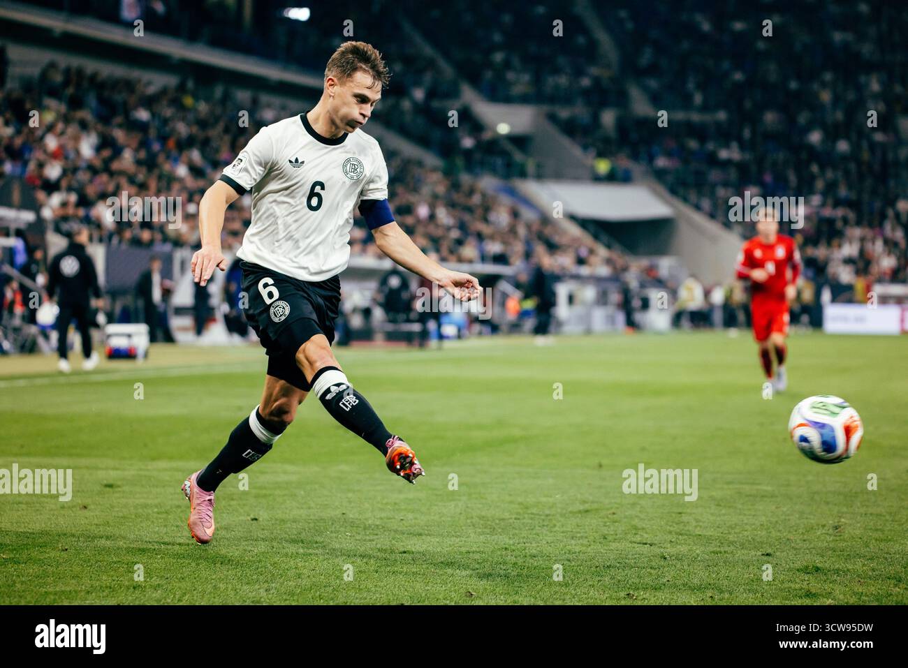 Sinsheim, Deutschland. Oktober 2025. Sinsheim, Deutschland, 10. Oktober 2025 Joshua Kimmich (#6 - Deutschland) während des UEFA-Qualifikationsspiels zwischen Deutschland und Luxemburg in der PreZero Arena in Sinsheim. (Gabor Baumgarten/SPP) Credit: SPP Sport Press Photo. /Alamy Live News Stockfoto