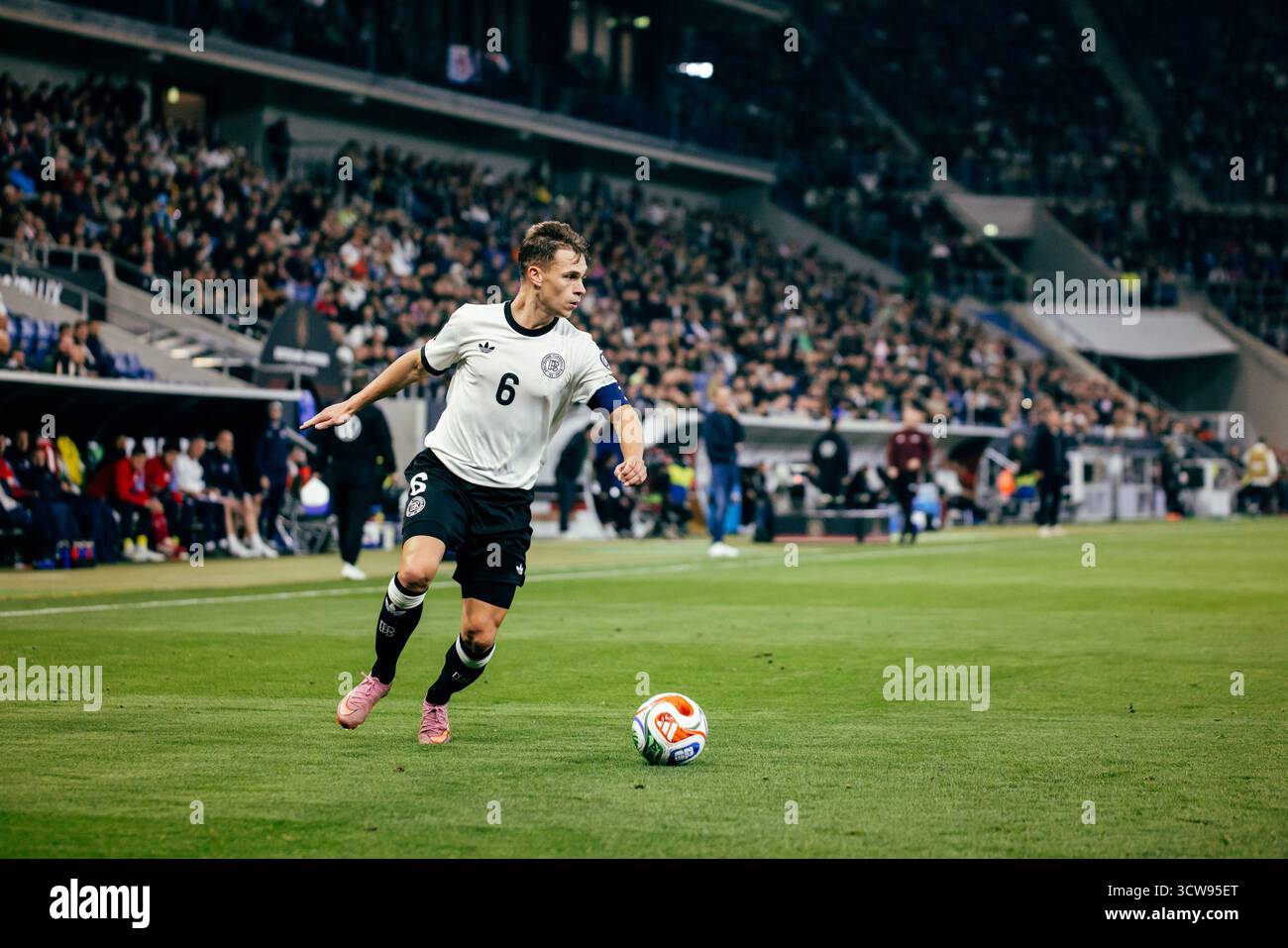 Sinsheim, Deutschland. Oktober 2025. Sinsheim, Deutschland, 10. Oktober 2025 Joshua Kimmich (#6 - Deutschland) während des UEFA-Qualifikationsspiels zwischen Deutschland und Luxemburg in der PreZero Arena in Sinsheim. (Gabor Baumgarten/SPP) Credit: SPP Sport Press Photo. /Alamy Live News Stockfoto